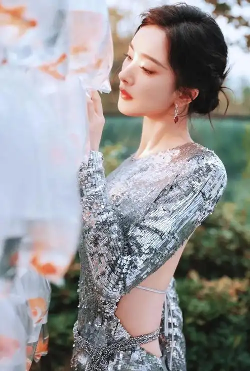 杨幂珍贵写真:杨幂露背晚礼服 气质美呆了