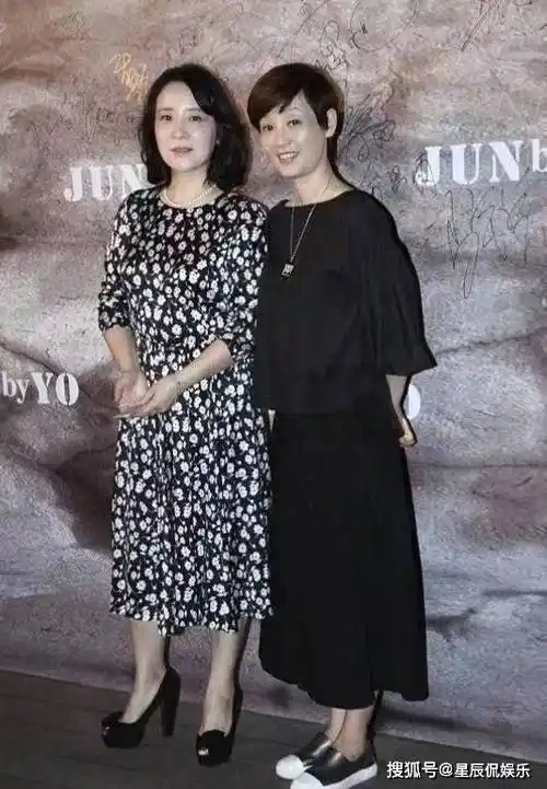 同班又同岁的陈小艺徐帆同台气质相似性格却不同穿搭风格迥异