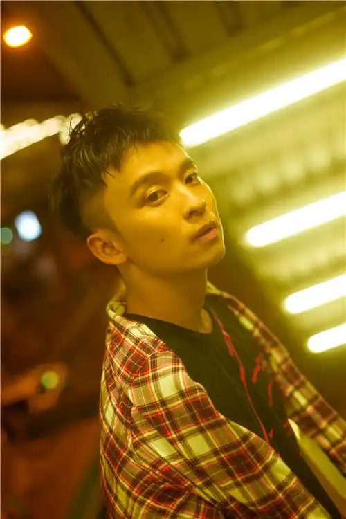 董子健夜游大片曝光 迷失曼谷玩转街头