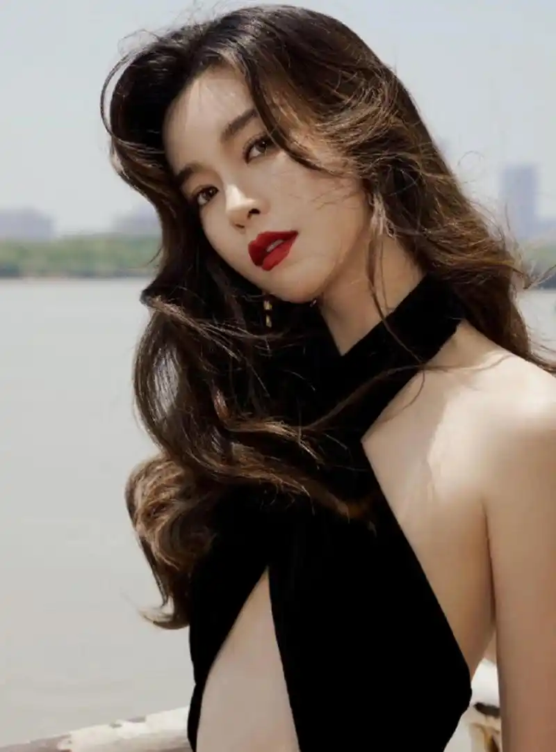 香港女演员文咏珊,是一位美丽而优雅的女性.