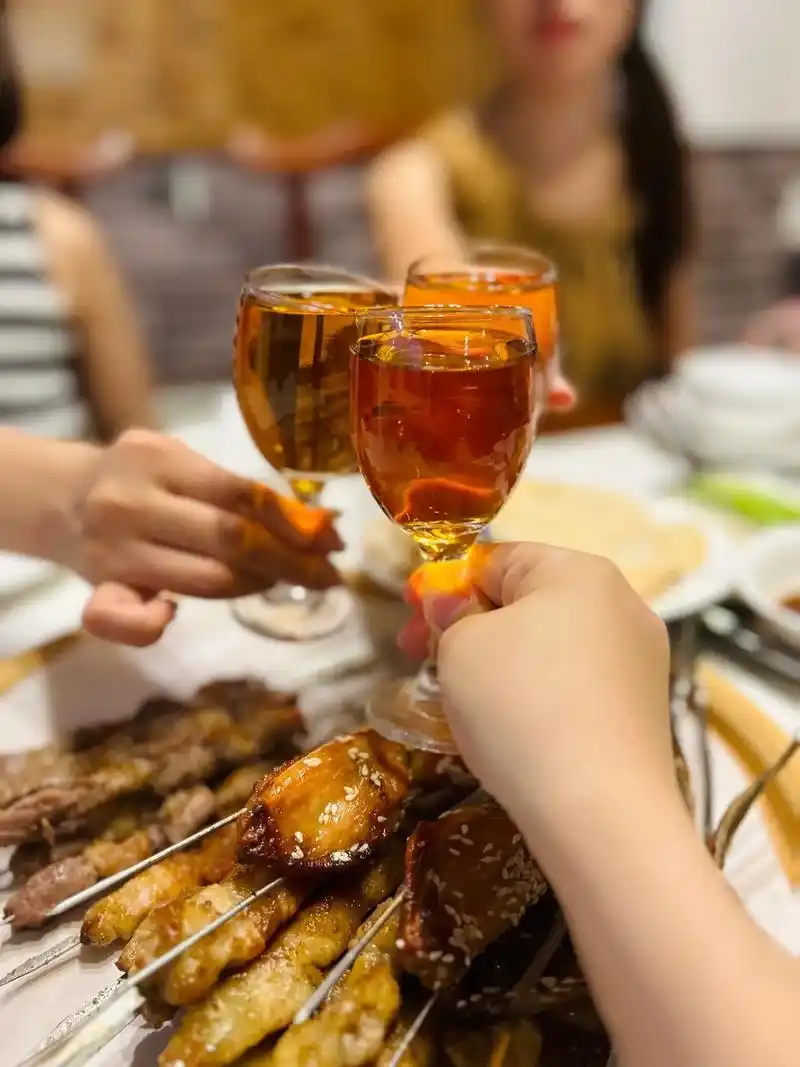 举杯敬岁月已往,敬我们来日方长!好友相聚一定要来炉火飘香, - 抖音