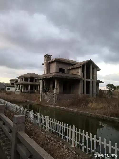 荒废的别墅群,可惜了