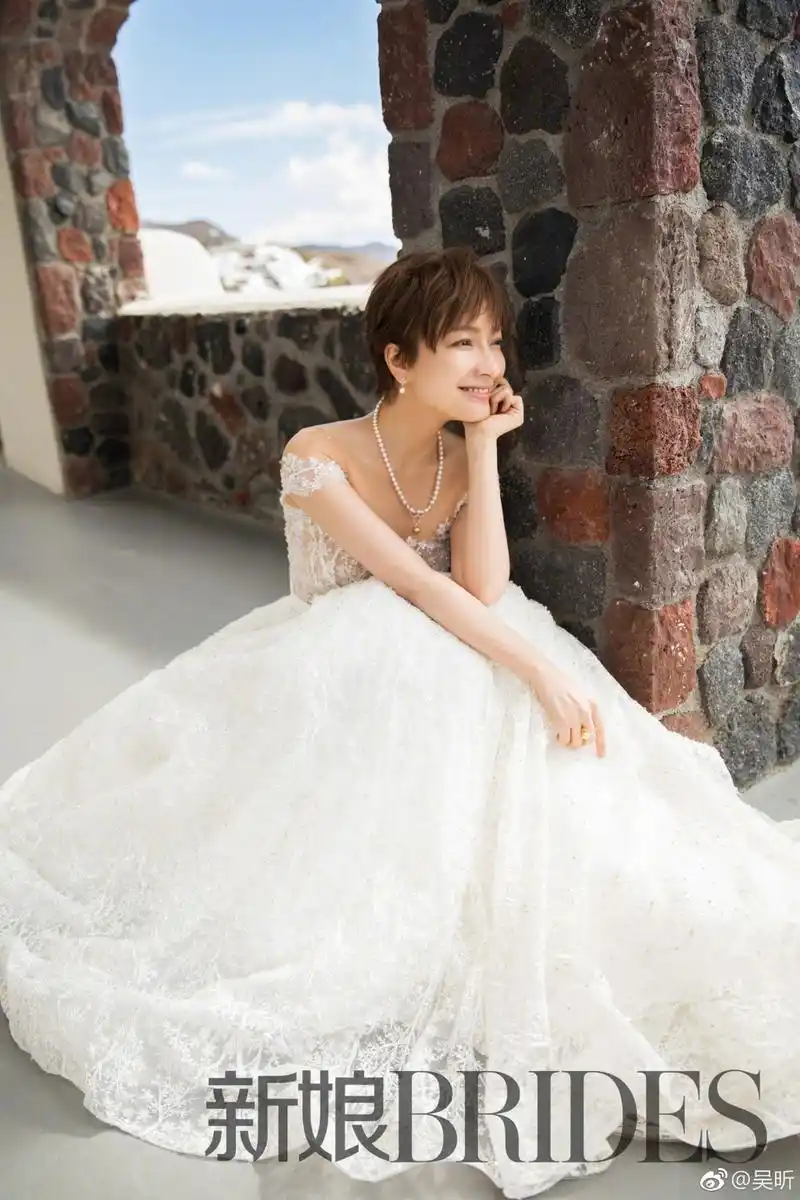 吴昕化身"新娘"晒婚纱照 秀酥胸美背展婀娜身姿