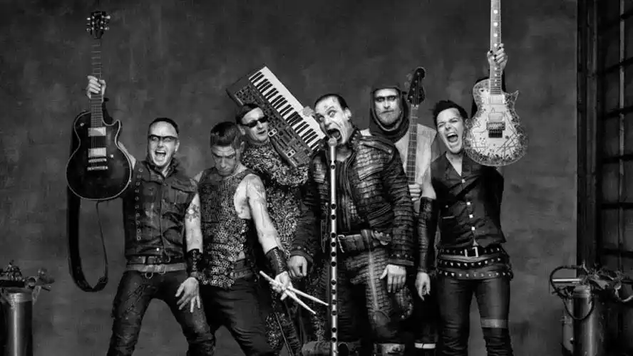 本周二,著名工业重金属乐队德国战车(rammstein)的两个吉他手在莫斯科