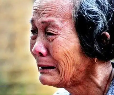 农村留守老人哭泣背后的辛酸看到最后我竟没有忍住眼泪