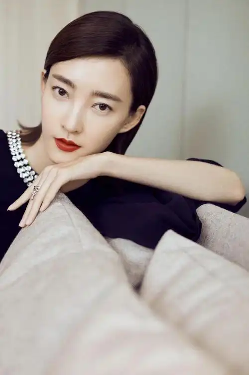 王丽坤剪掉10年长发变波波头配黑色连衣裙实力秀大长腿真吸睛