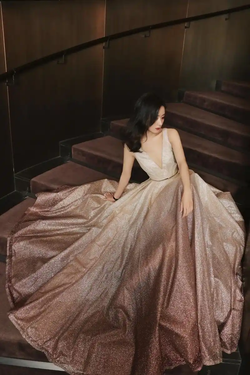 即使眼皮略肿,也依旧不影响赵丽颖散发魅力呀!