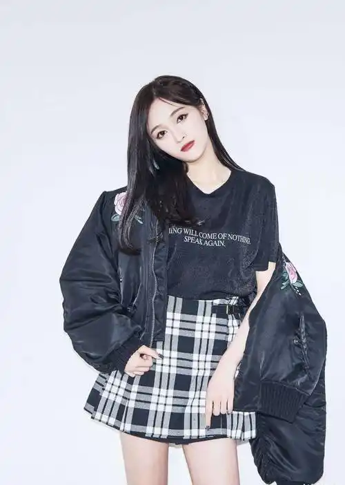 吴宣仪写真照曝光,穿牛仔拼接纱裙大秀美腿,配白t变清新少女