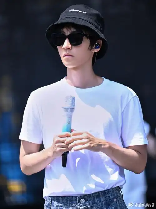 王俊凯渔夫帽彩排图##王俊凯戴墨镜彩排