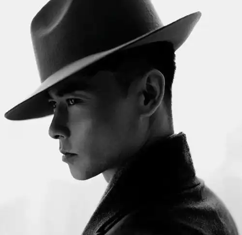 张晋抽烟黑白头像_第1页