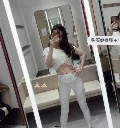 从照片中来看,方媛虽然还没有练出马甲线,但整个身材的线条非常完美