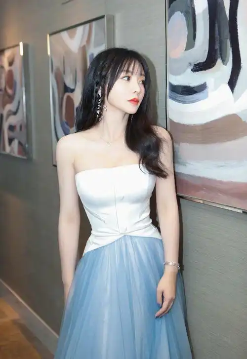 柳岩胸部圆润丰满惹人羡