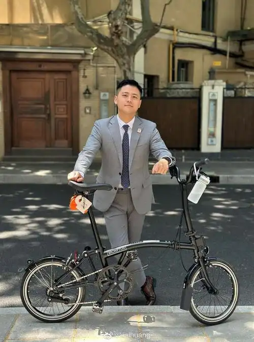 正装大叔来自水印