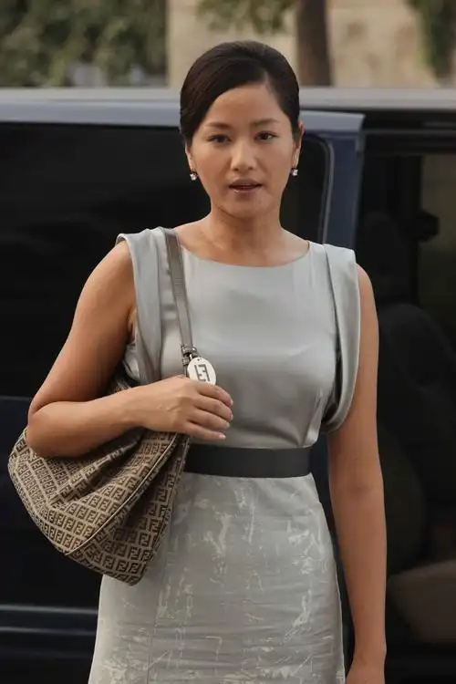 49岁瞿颖身材发福,她的每段恋情都很轰动,婚姻状况仍是个谜团