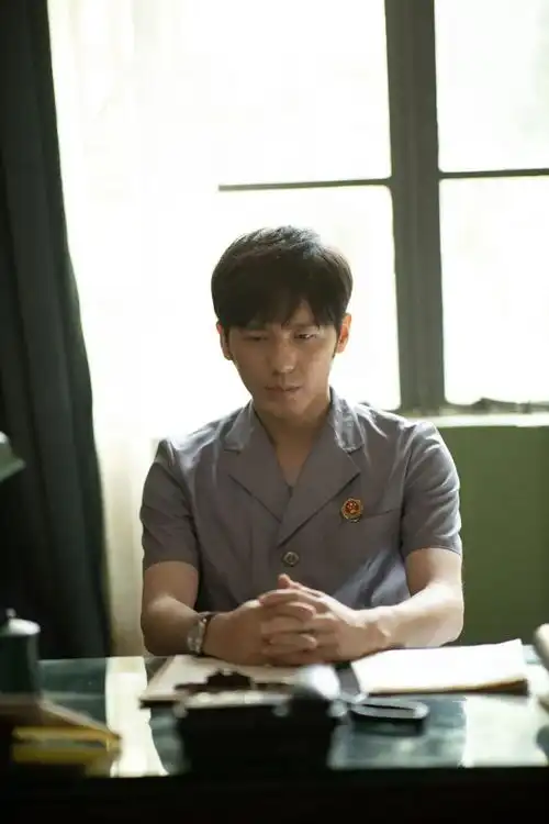 沉默的真相中检察官江阳的制服穿错了吗