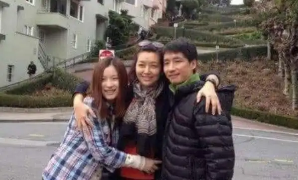 52岁江珊37岁现任丈夫比前任靳东还要帅还是我们熟悉的男演员