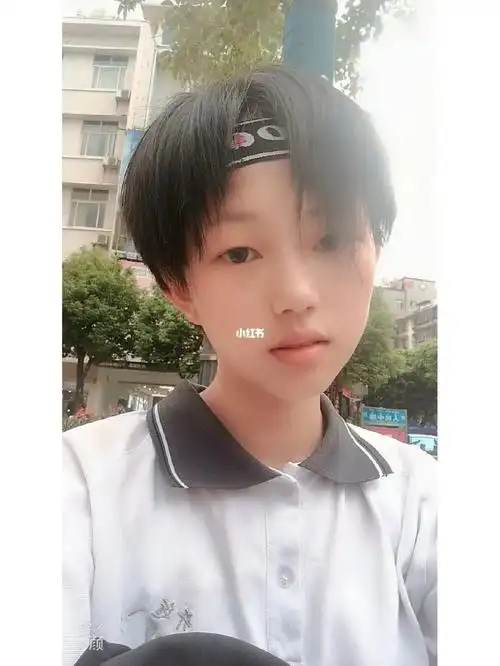 突然发现初一剪的男生头有一丢丢