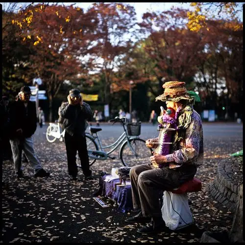 公园里卖艺的外国老头