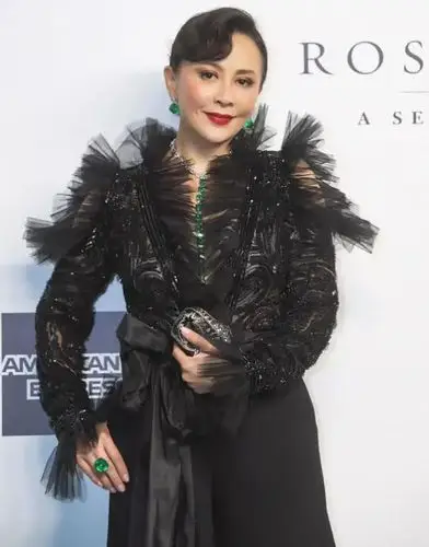 54岁刘嘉玲戴12颗祖母绿项链,千亿媳妇徐子淇被瞬间碾压