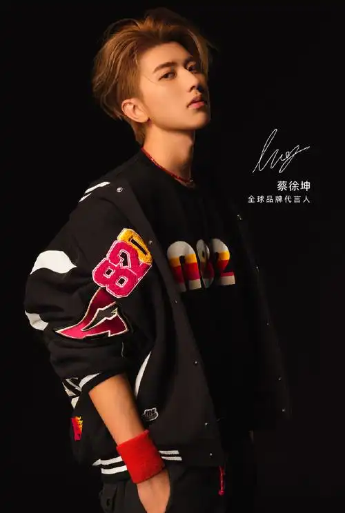 此次的官宣短片中蔡徐坤身着酷帅的棒球服搭配金发出镜,脚上的avia