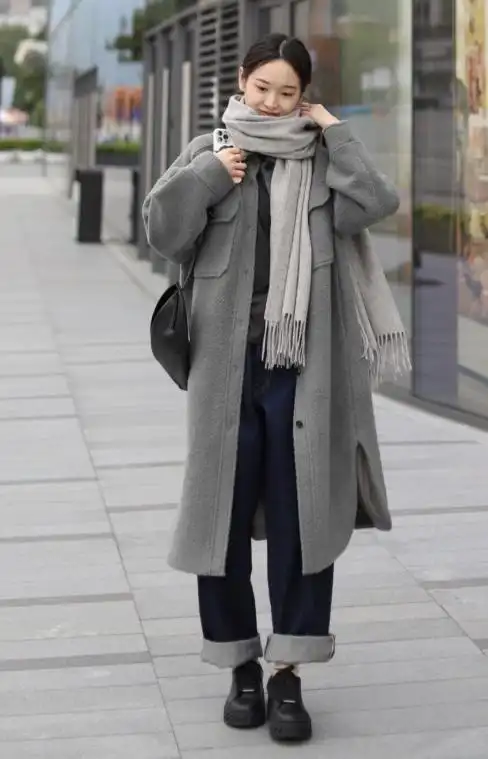建议你们今年可以来尝试阔腿裤,尤其是当它和大衣搭配起来真的很好穿