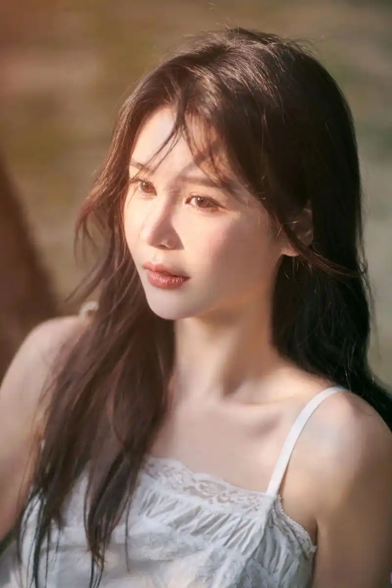 邱意浓一身白色裙子好性感,清纯唯美,魅力十足