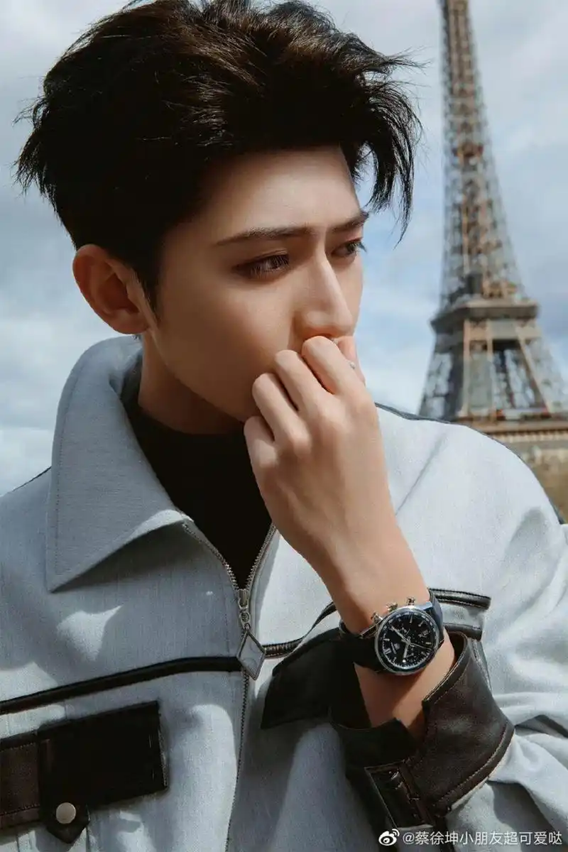 速递,蔡徐坤2018莫小棋预言是这个. 2023将诞生紫微星,成为世界巨星.