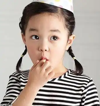 小女孩编发公主头发型,将发顶上的头发梳的靠后一些,将肩头上的发丝拢