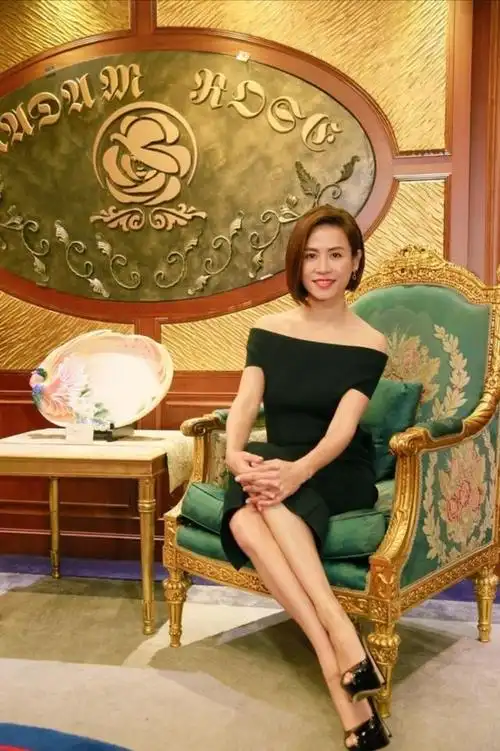 49岁宣萱活成单身贵族露肩小黑裙配短发优雅大方夹腿坐太惊艳