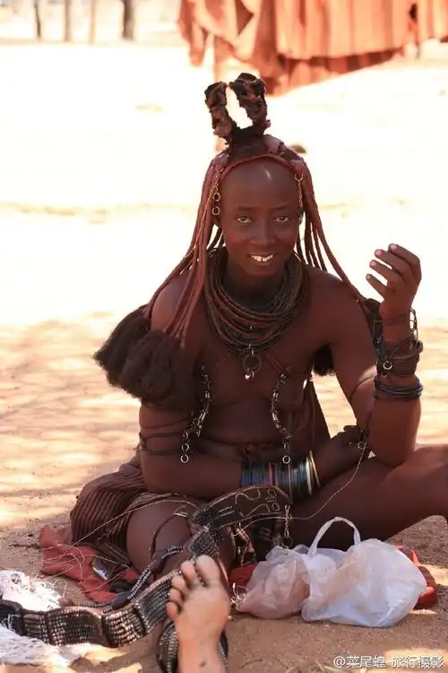 在路上时光#再来一组辛巴族红泥人,在纳米比亚北部,散落着几万人红