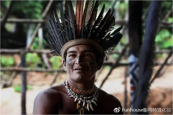 下图为巴西亚马逊土著民亚瓦拉皮提人纹身风俗 下图为巴西亚马逊