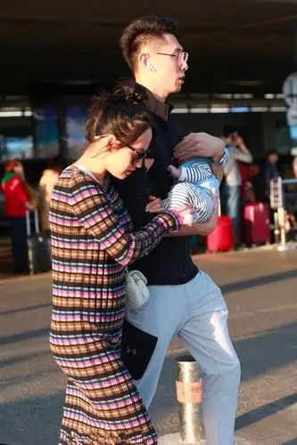 张嘉倪确定是俩娃妈的身材穿针织裙曲线窈窕跟买超身后真长脸