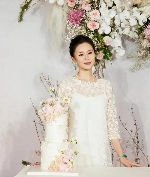 关悦迎来45岁生日闺蜜董璇老公佟先后送祝福幸福的女人