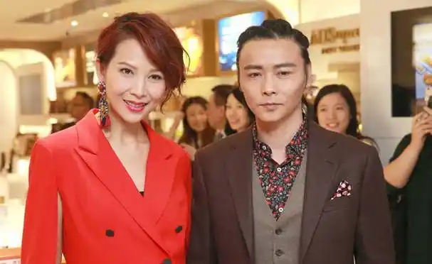 蔡少芬和老公张晋出席活动,现身亲密咬耳