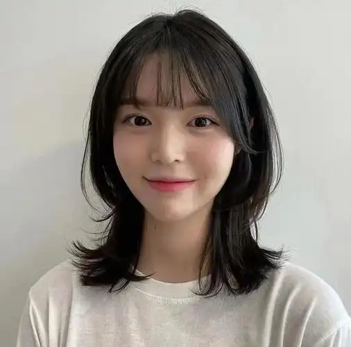 披肩长度的发型几乎可以说是常青款,不限制脸型,通过调节脸周的碎发