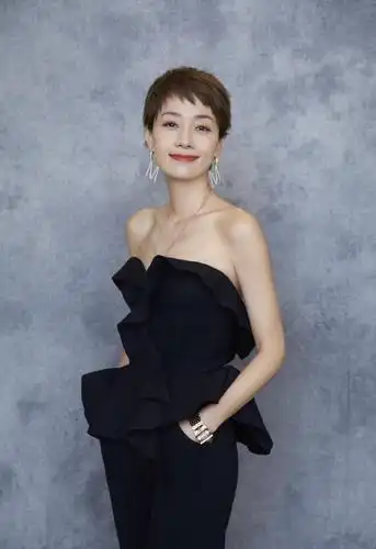 马伊琍出席白玉兰提名酒会,穿浅色连衣裙清新优雅,43岁美得出众