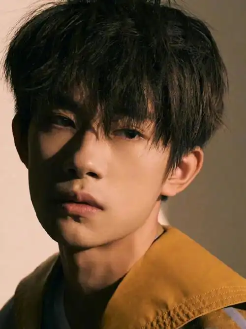 易烊千玺胶片写真