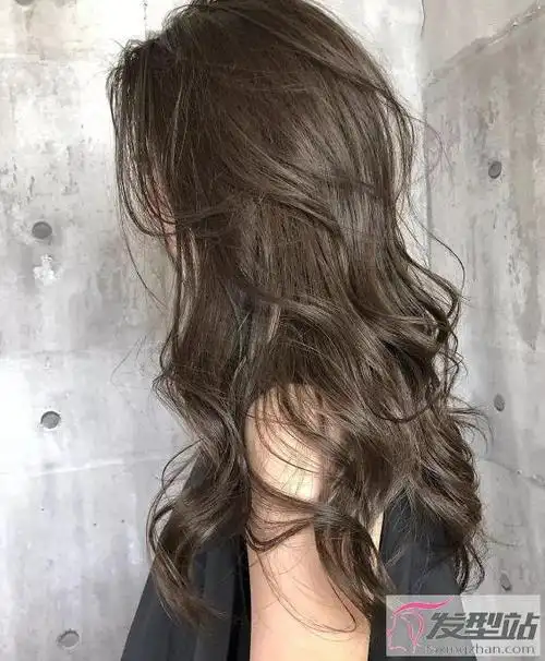 这个大卷烫发发型的卷度是比较自然的,不会担心会显老,喜欢时尚有气质