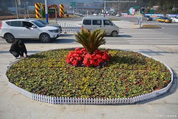 为了保护花坛内的花卉植物,保持花坛的整洁和美观,通常需要设置围栏.