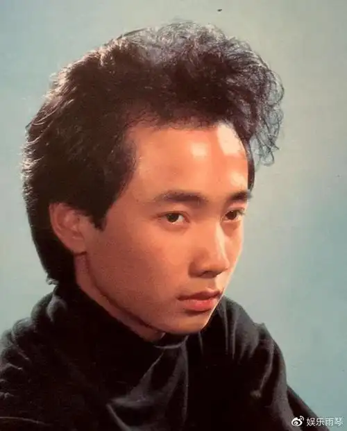 在此之前,他年轻时的一些老照片被曝光,还有一些打脸鹿晗,很神奇.