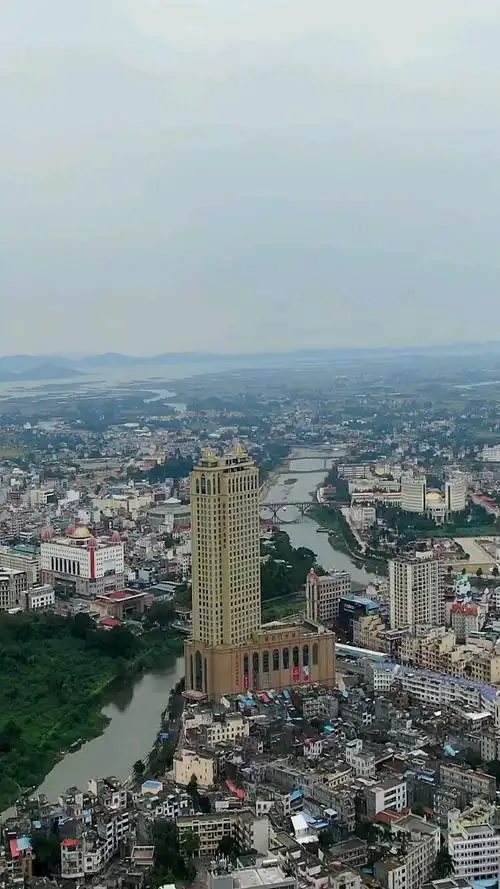中越边境广西东兴与越南芒街两座城市差距大吗#在看航拍