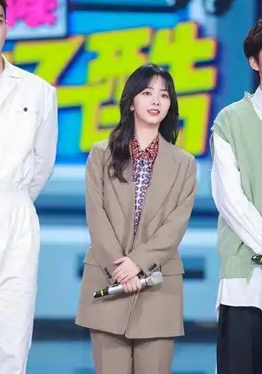 谭松韵穿白纱裙模仿王心凌扮可爱,脸嫩哪像30岁_张新成_白色_绿色