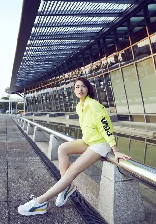 徐怀钰短袖配短裤秀出大长腿,而一身运动外套造型非常热辣