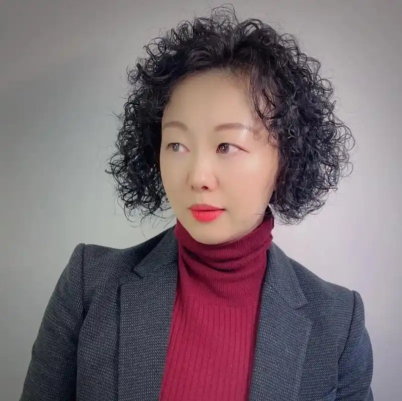 女人过了50岁后别乱烫发今年流行成熟复古风烫发减龄又显气质