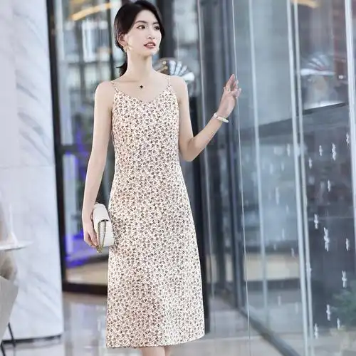 女士裙子法式复古休闲气质轻熟风2021年新款夏季小碎花吊带连衣裙