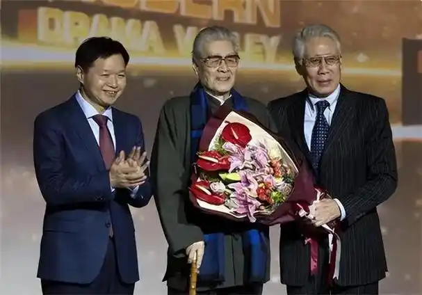 蓝天野:白天当演员,晚上是特工,隐姓埋名75年,2021年被授勋