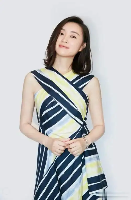 52岁吴越亲身示范:留短发,穿素衣,化淡妆,上了年纪也优雅耐看