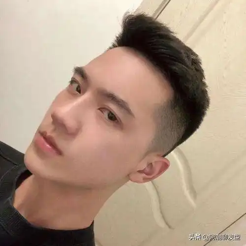 发型2021男生发型根据脸型选发型男生发型推荐2021最火男生前刺发型