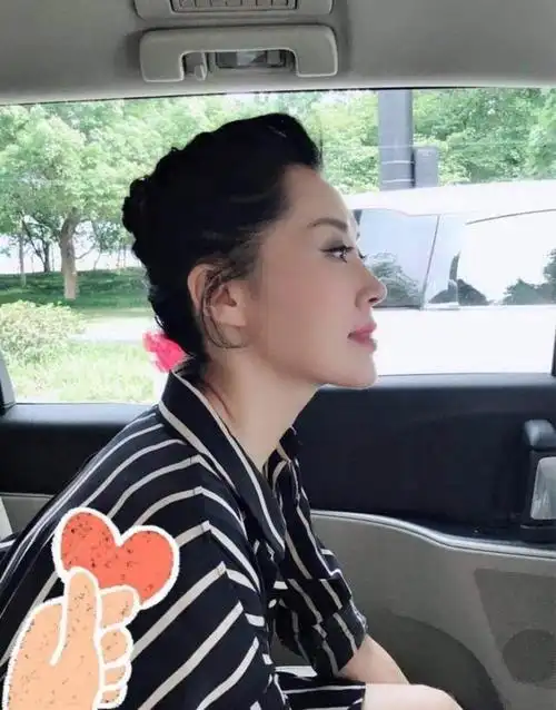 主持人沈涛携全家出行,妻子侧颜撞脸许晴,气质不输王牌女郎费费|何炅