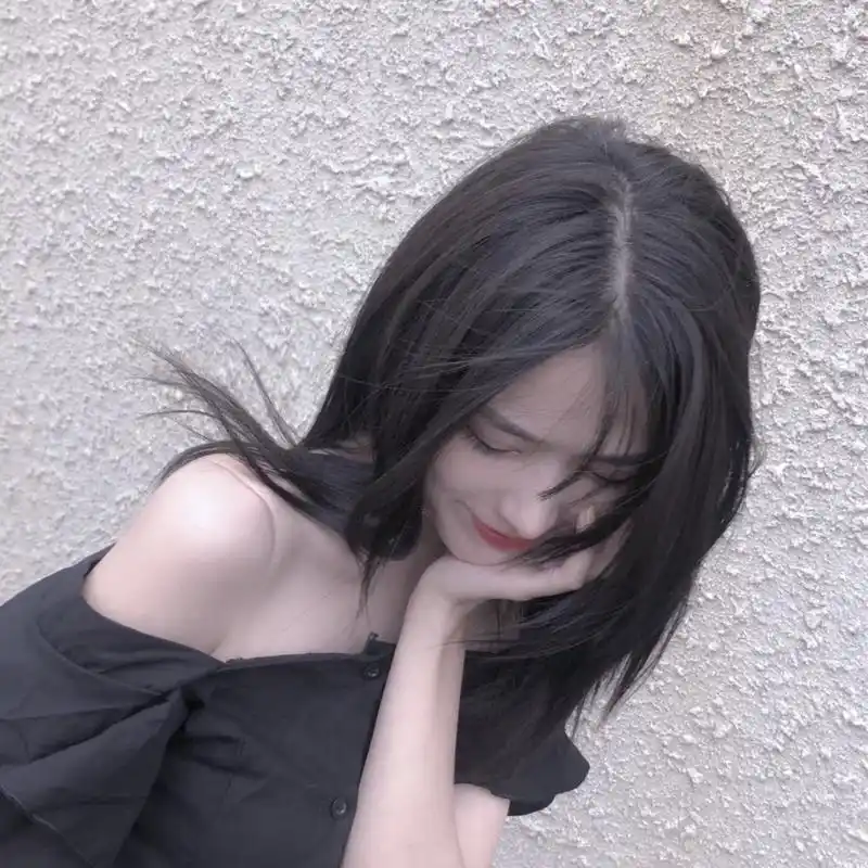 长卷发,高冷的美女头像图片